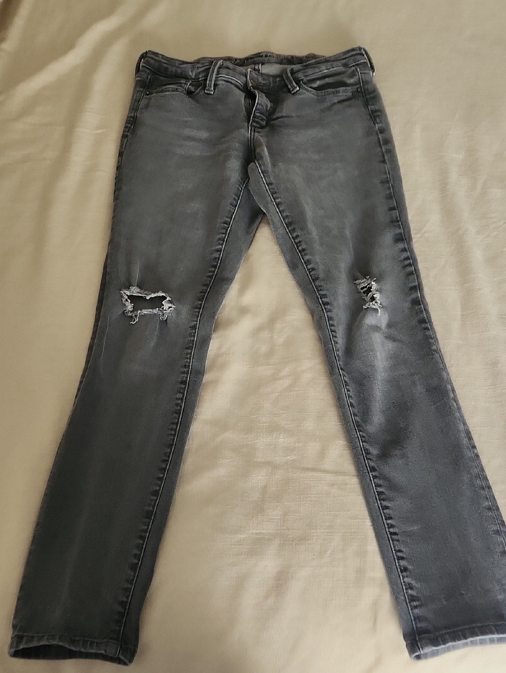 Universal Thread Charcoal Distressed Skinny Jeans 2/26